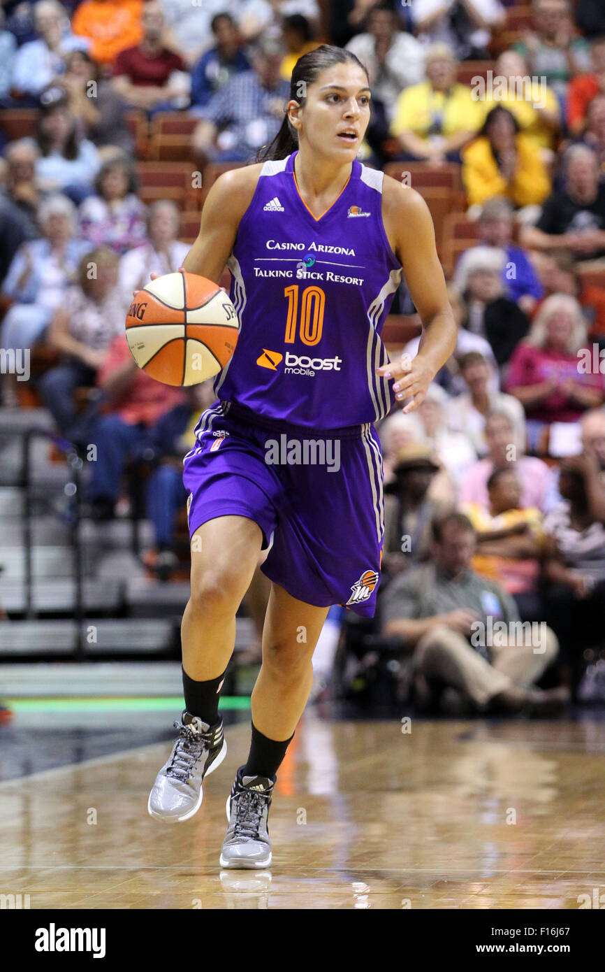 Agosto 27, 2015; Uncasville, CT, EE.UU.; Phoenix Mercury guard Marta Xargay  Casademont (10) con el balón durante la primera mitad de la WNBA juego de  baloncesto entre los Connecticut Sun y Phoenix