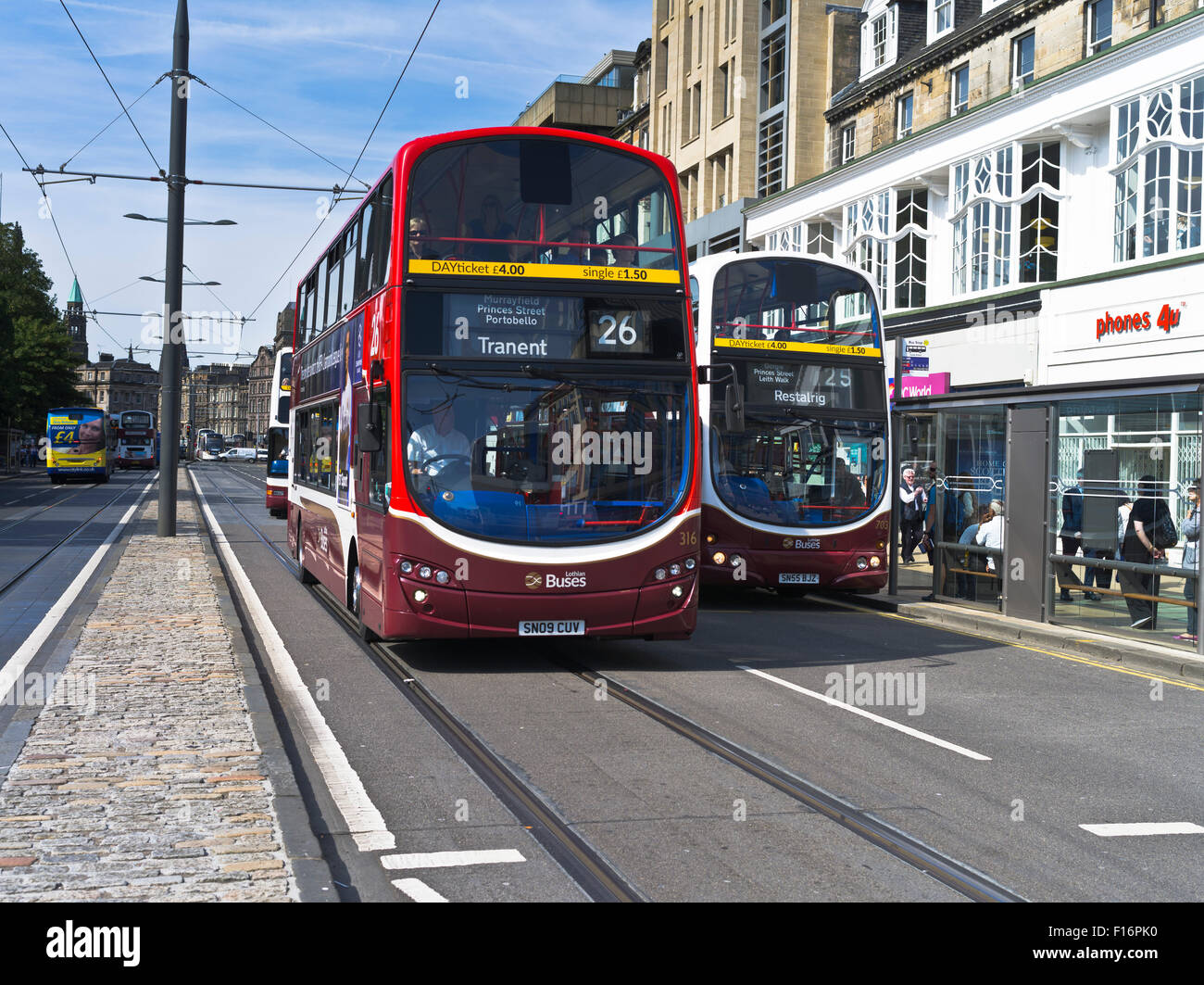 Dh Princes Street, Edimburgo el tráfico de autobuses Lothian Escocia double decker Foto de stock
