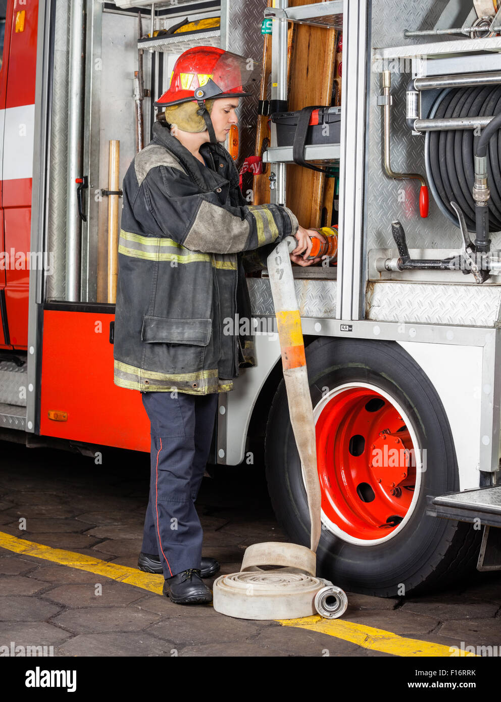 Ajuste de la manguera en el camión de bomberos Fotografía de stock - Alamy