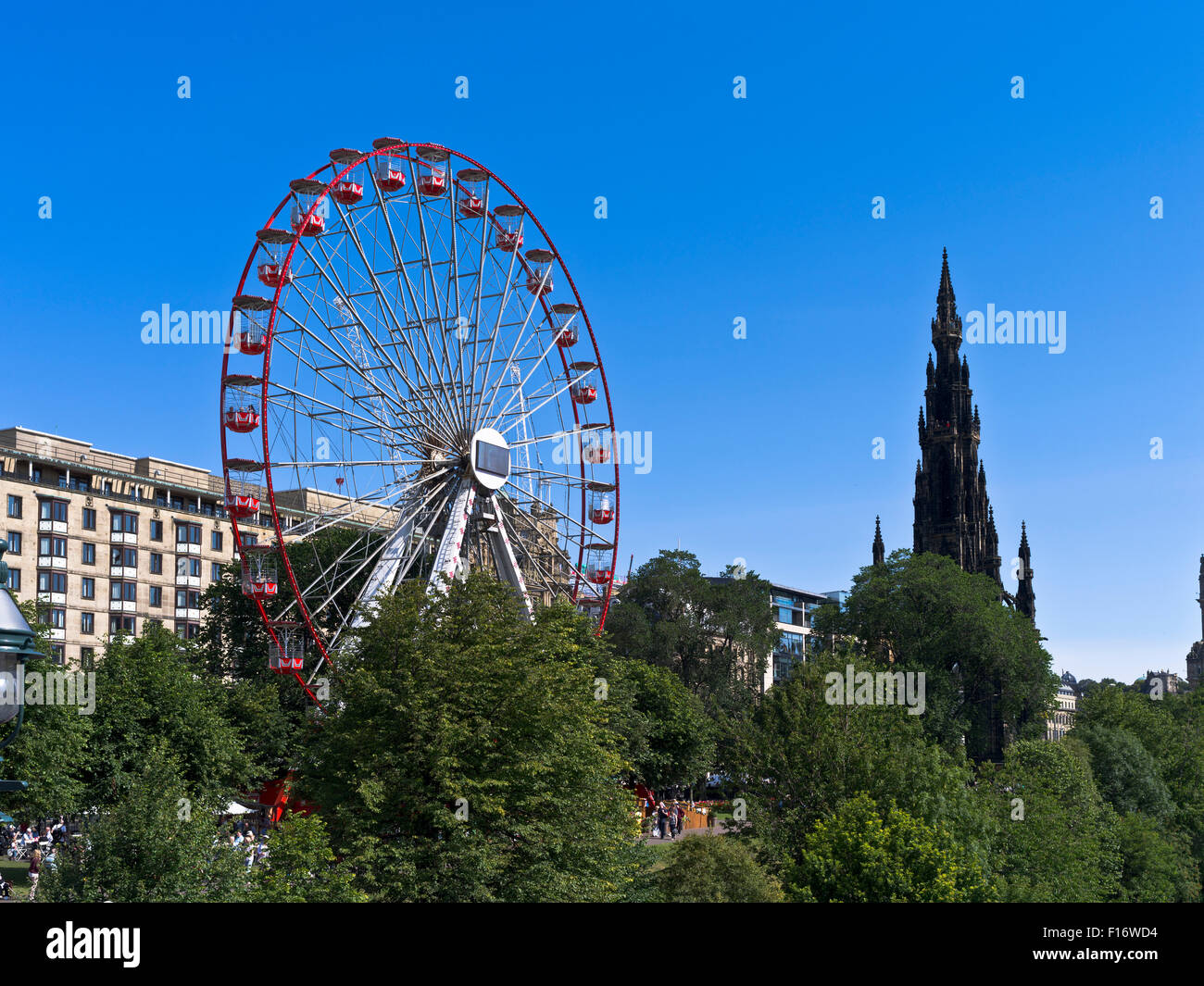 dh Edinburgh Wheel PRINCES ST GARDENS EDINBURGH ferris wheel Princes street Gardens scotland big wheels UK Fair Foto de stock