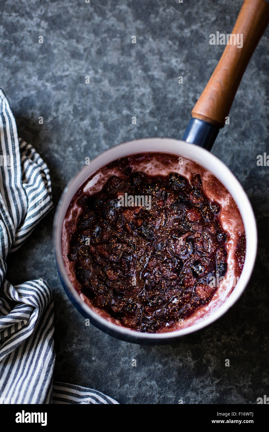 Fig preservar en una sartén. Ingredientes para fig remolino helado. Foto de stock