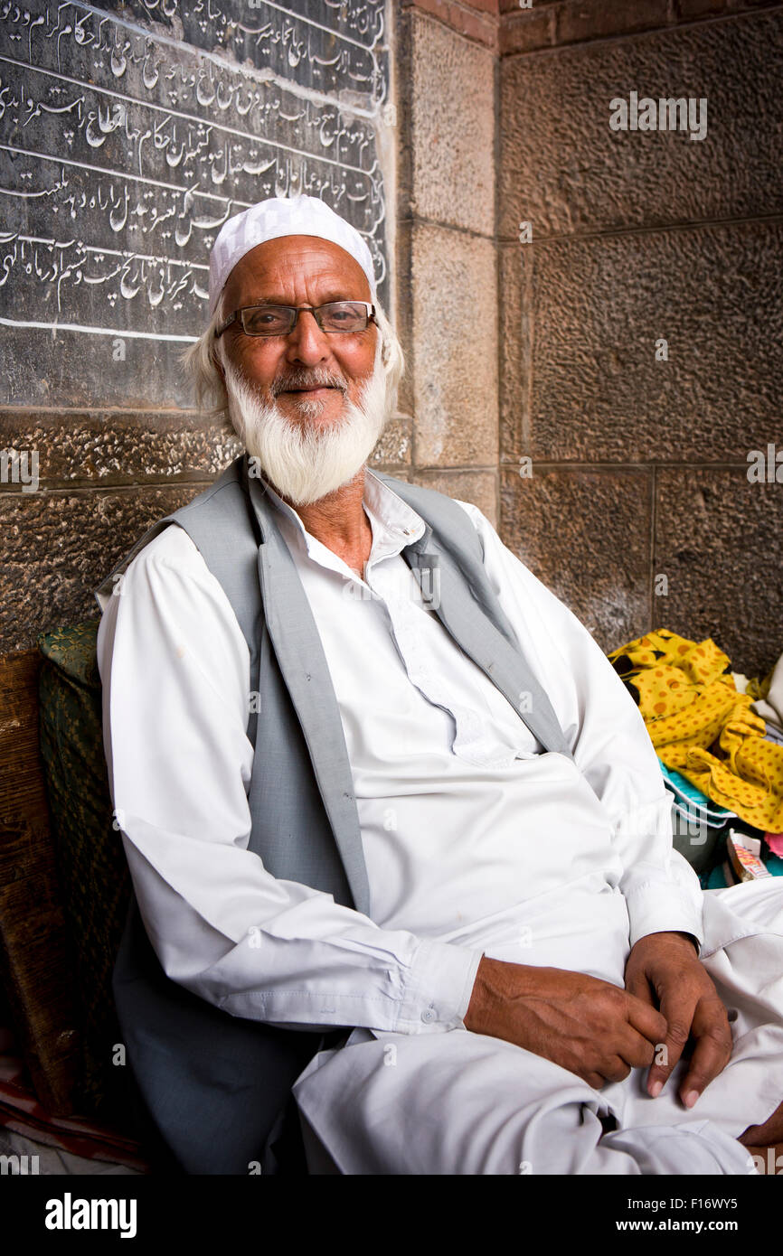 India, Jammu & Kashmir, Srinagar, Nowhatta, Jamia Masjid, casco blanco barbudo hombre musulmán de Cachemira Foto de stock