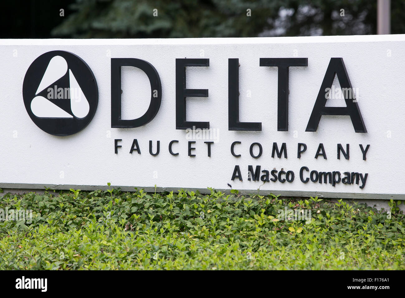 Un logotipo firmar fuera de la sede de la Delta Faucet Company, de Indianápolis, Indiana, el 15 de agosto de 2015. Foto de stock