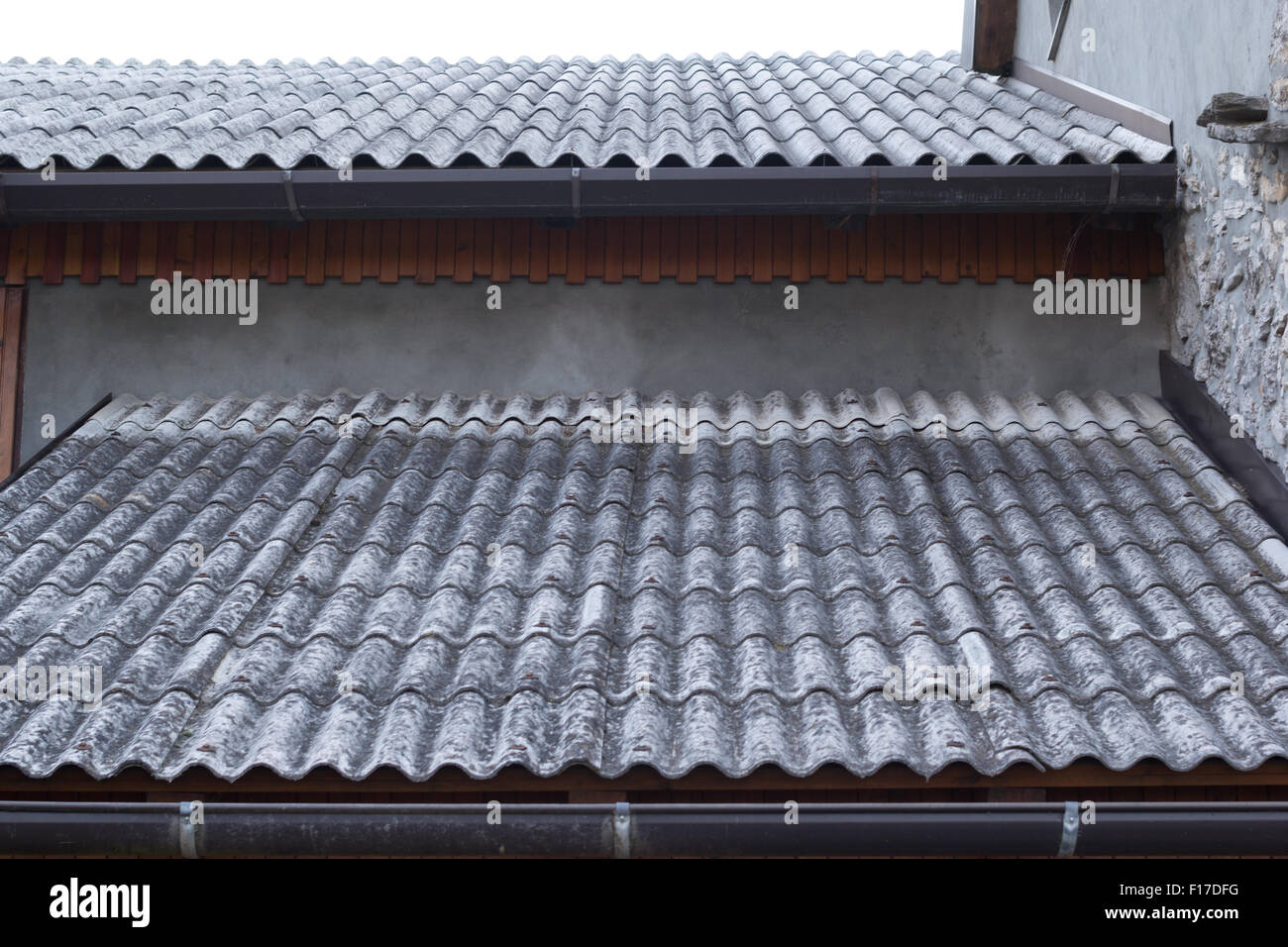 Techo de zinc en un antiguo edificio de piedra Fotografía de stock - Alamy