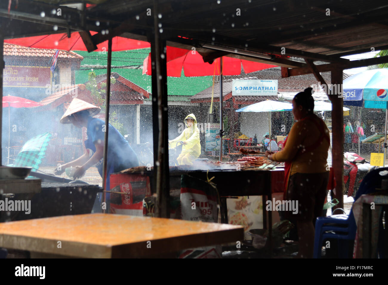 Los vendedores ambulantes de comida en la tormenta Foto de stock