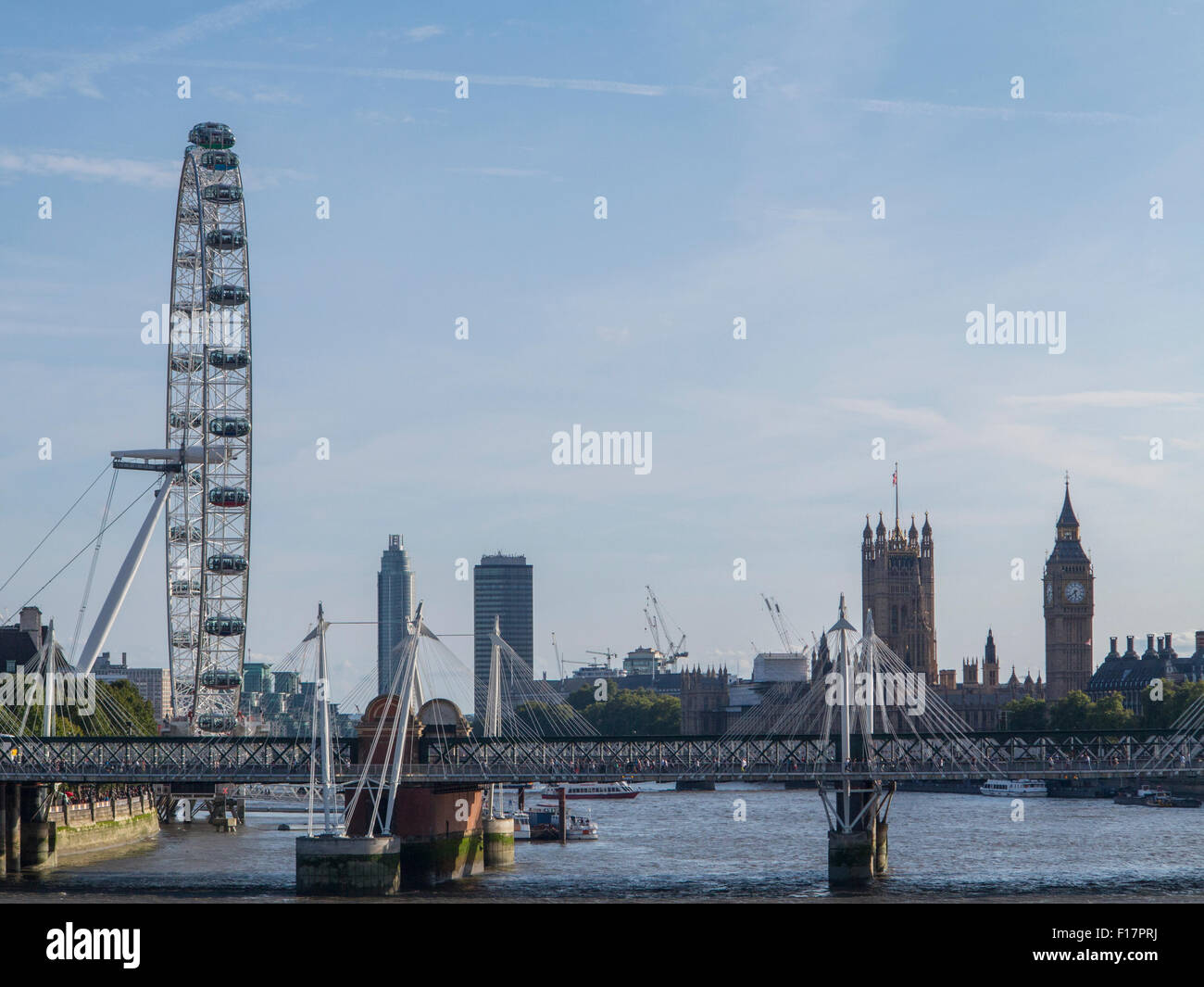 Una vista de las Casas del Parlamento y el London Eye desde Waterloo Bridge Foto de stock