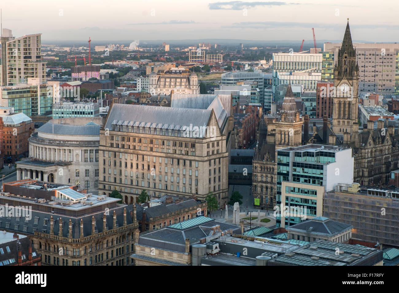 Alto mirador vista sobre el centro de la ciudad de Manchester Foto de stock