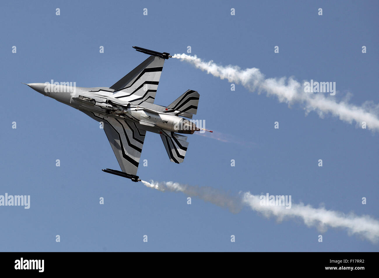 Sliac, Eslovaquia. 29 Aug, 2015. Un F-16 Falcon de combate de la Fuerza Aérea Belga realiza durante el eslovaco International Air Fest, en Sliac, Eslovaquia, la base aérea el 29 de agosto, 2015. El eslovaco International Air Fest (SIAF 2015) arrancó en la base aérea en Sliac en Eslovaquia central el sábado. Crédito: Andrej Klizan/Xinhua/Alamy Live News Foto de stock
