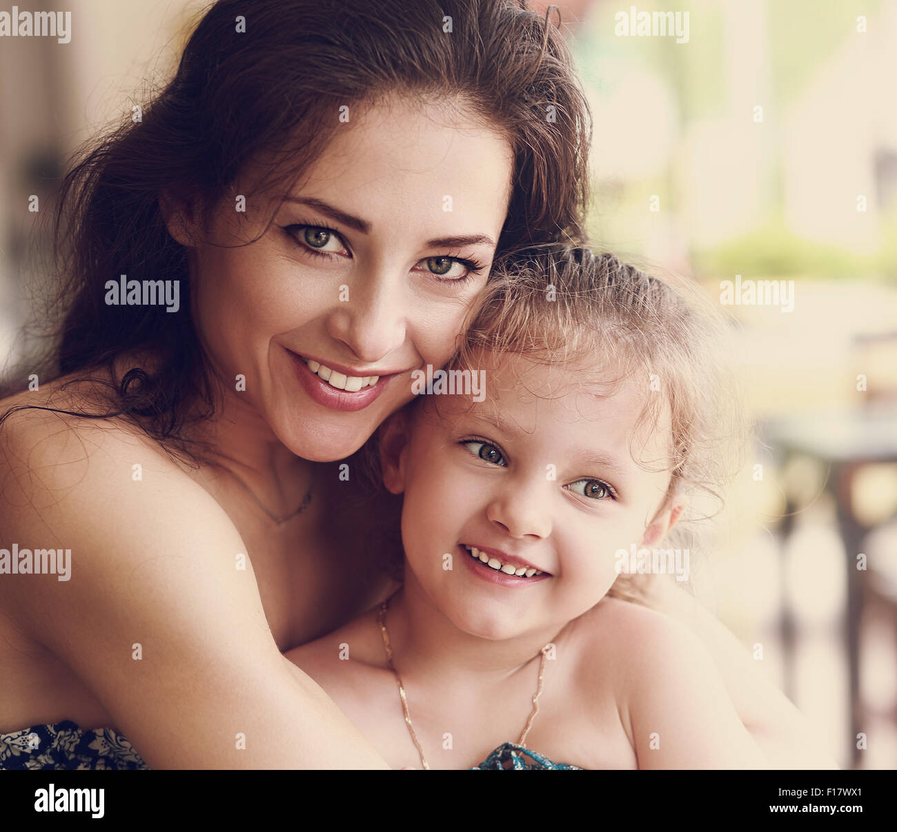 Feliz Hermosa Madre Abrazando A Su Hija Pequeña Con Una Sonrisa En El Café Closeup Retrato 