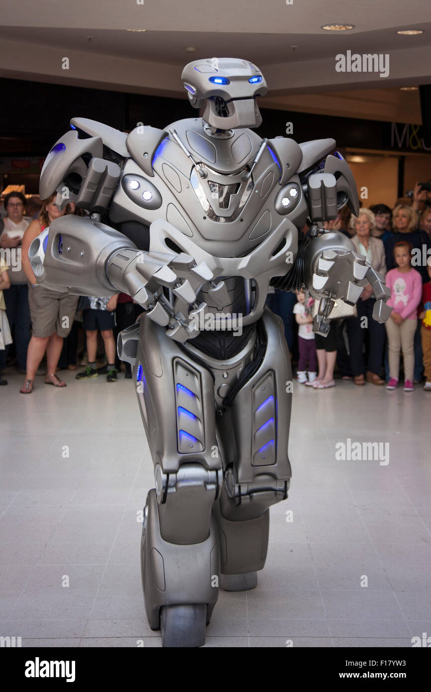 Preston, Lancashire, Reino Unido, 29 de agosto de 2015. Titan el robot  visita de St George's Center. Titan el robot es el nombre de la etapa de un  vestuario creado por robots