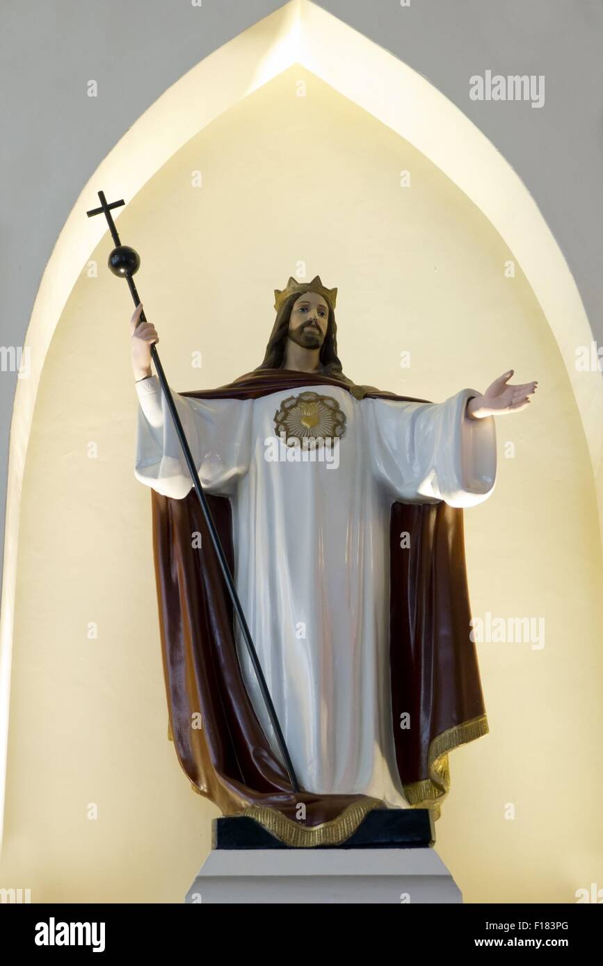 Estatua del Santo Cristo dentro de la iglesia católica Fotografía de