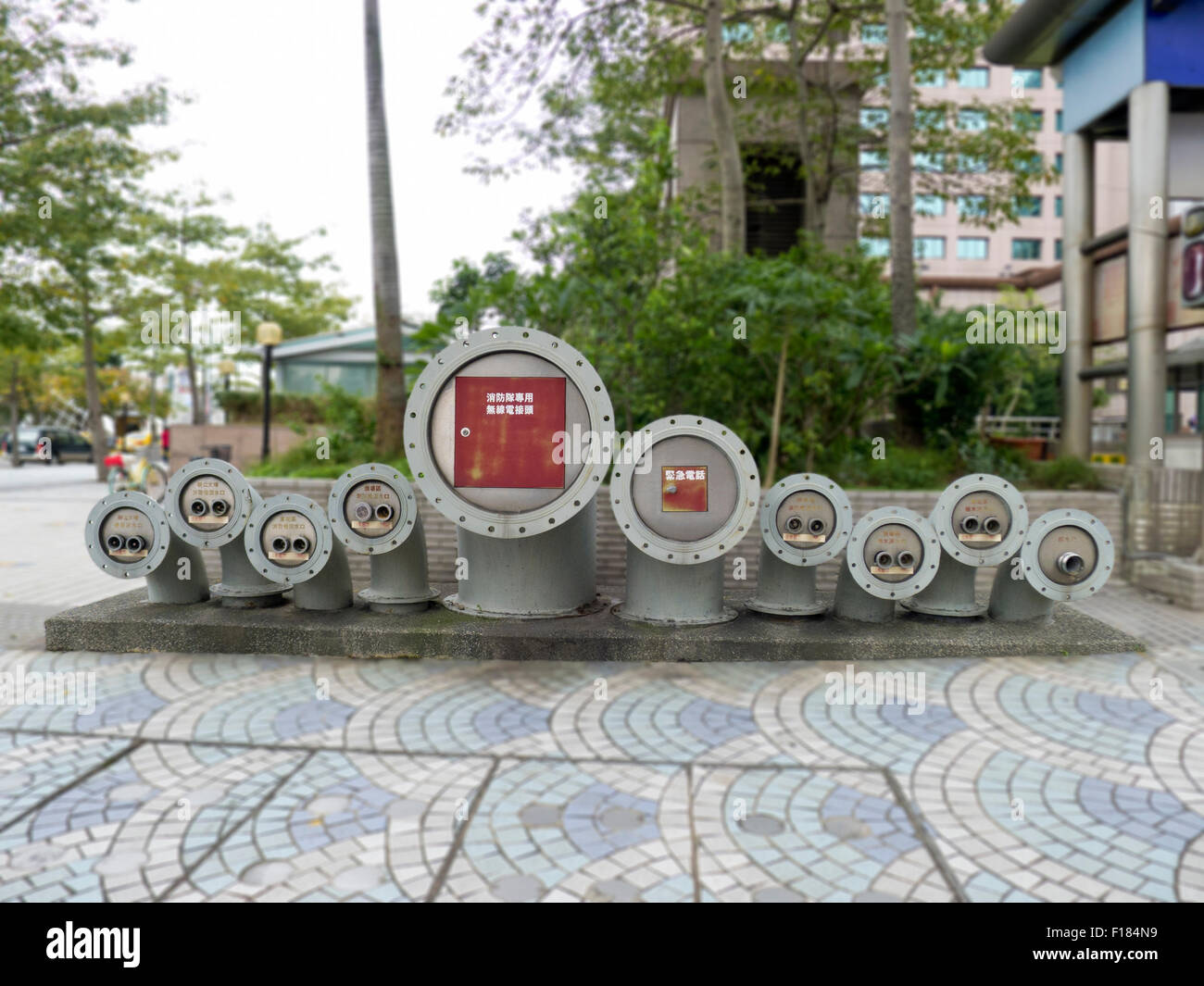 Ciudad moderna hidrantes en plaza en Taipei. Foto de stock