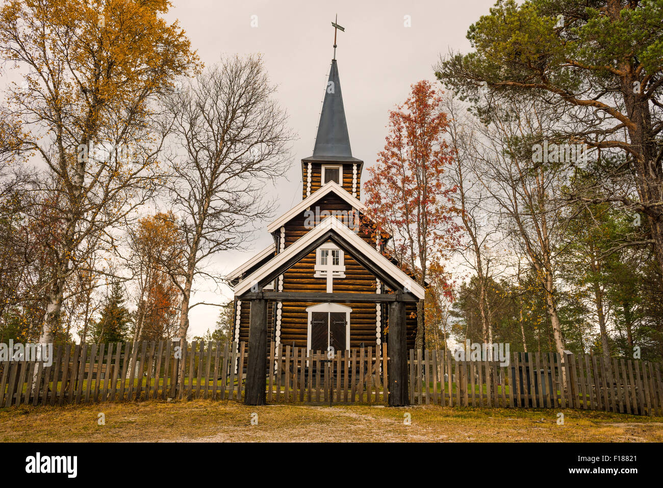 Iglesia en Somadal, Hedmark, Noruega en otoño. Foto de stock