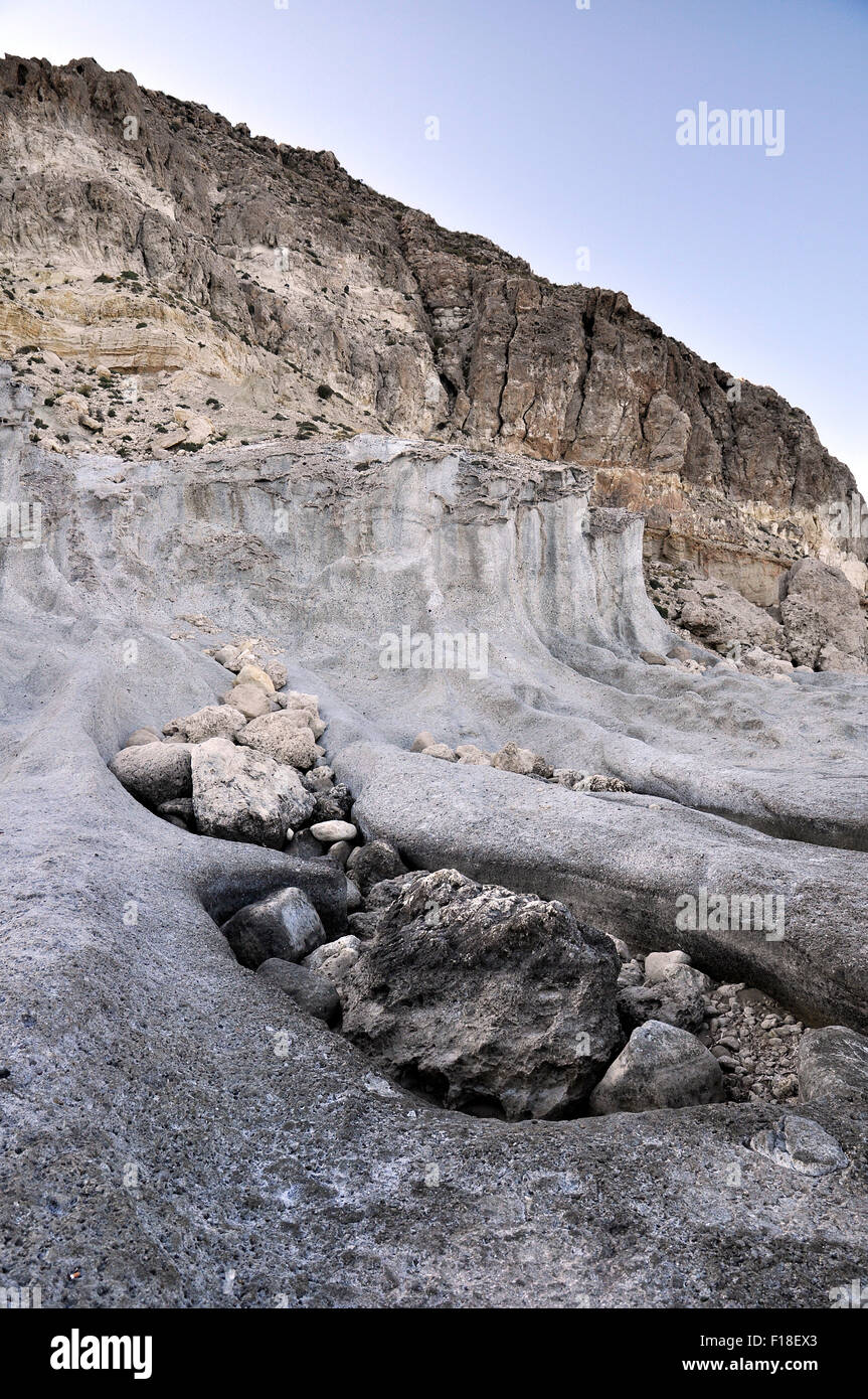 Los acantilados y la erosión de rocas en la Cala del Plomo en la playa de Cabo de Gata-Níjar (Parque Natural Cabo de Gata, Níjar, Almería, Andalucía, España) Foto de stock