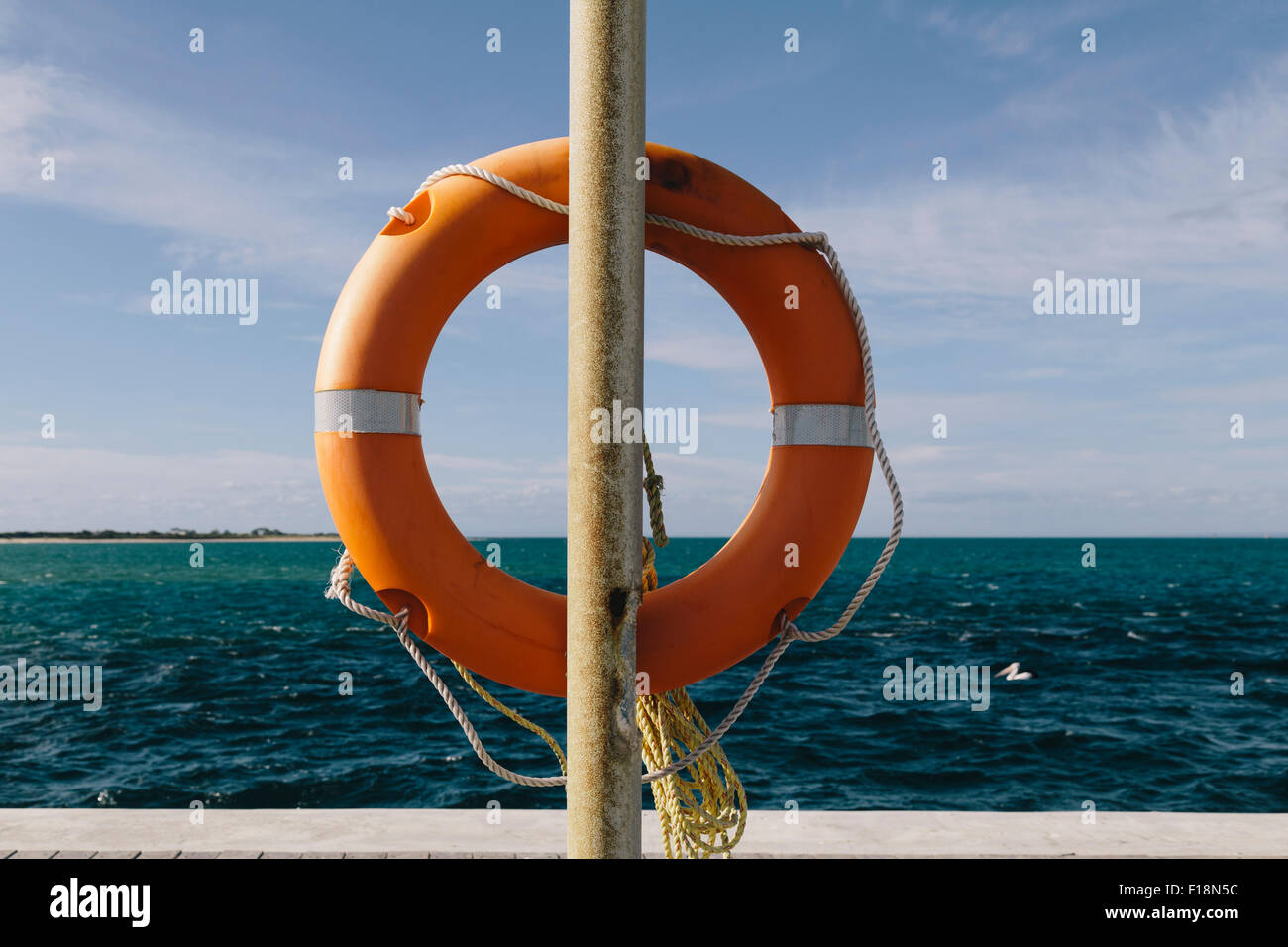 Salvavidas naranja, Queenscliff Harbour, Victoria, Australia Fotografía de  stock - Alamy