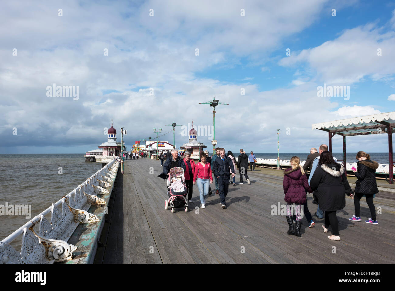 Los turistas paseando por el muelle norte en Blackpool, Lancashire Foto de stock