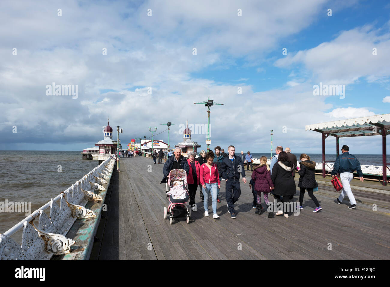 Los turistas paseando por el muelle norte en Blackpool, Lancashire Foto de stock