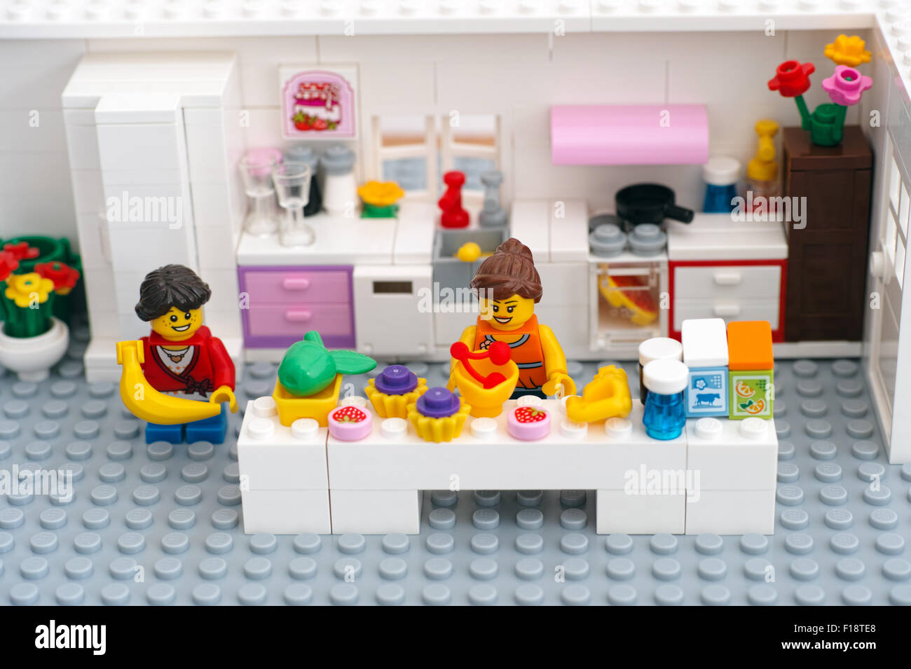 Lego cocina doméstica con la mujer y la niña minifigures. La mujer es  cocinar el postre. Conjunto personalizado Fotografía de stock - Alamy