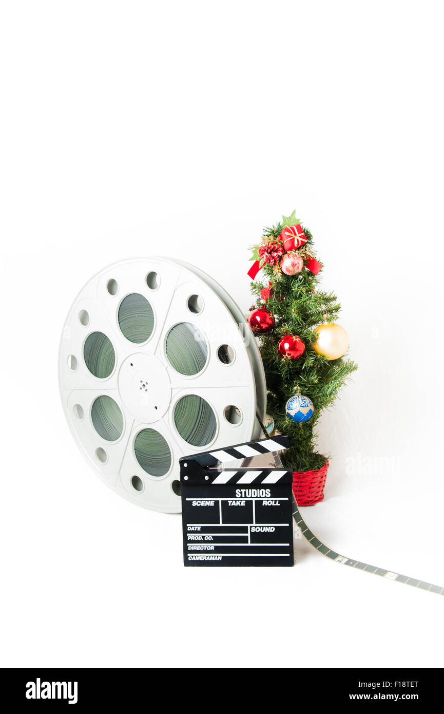 Movie clapper board y el carrete con el árbol de navidad Foto de stock