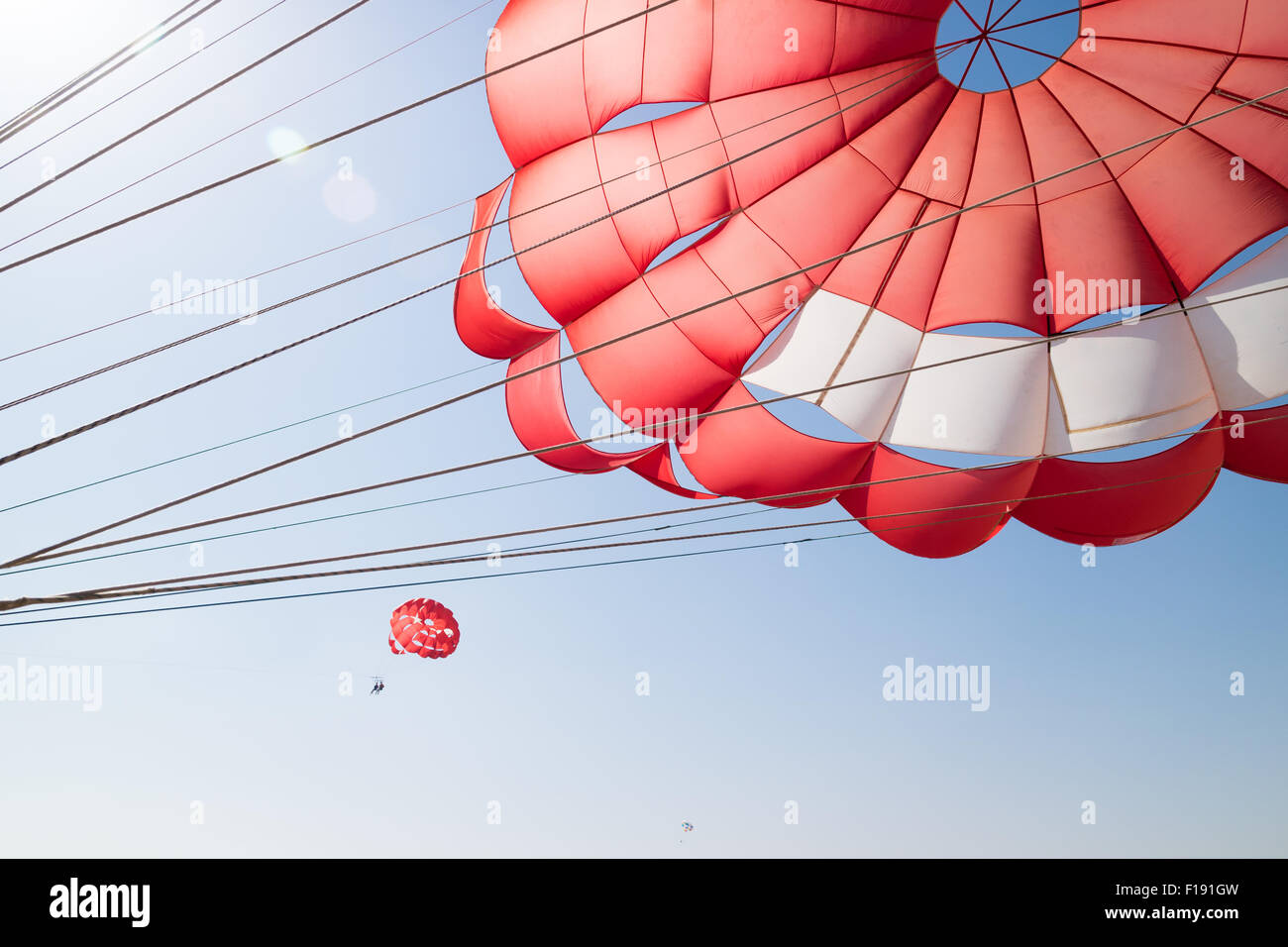 Un Parapente, paracaídas con otros dos parasailers en el fondo Foto de stock