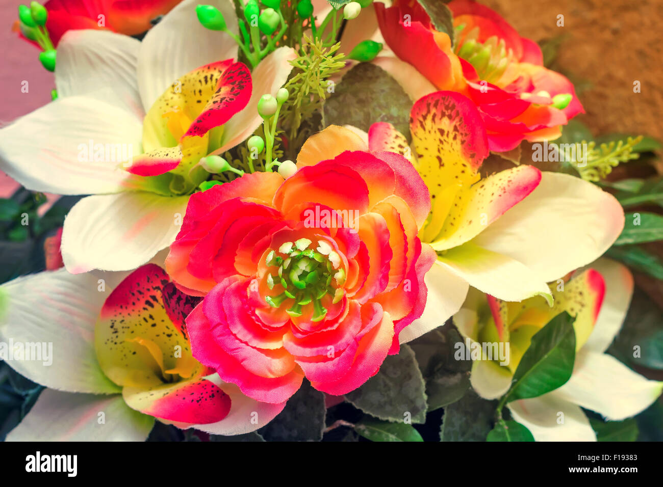 Hermosa rosa y blanco caliente flores artificiales con brotes y hojas,  decoradas con hermosos Fotografía de stock - Alamy