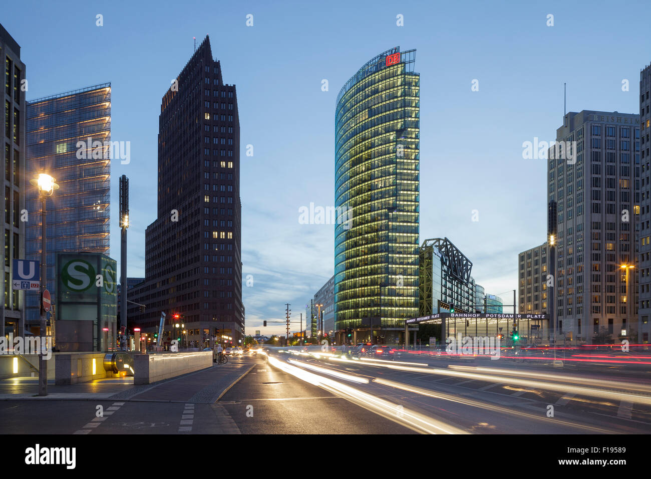 Potsdamer Platz, con Potsdamer Platz 11 por Renzo Piano, Torre Kollhoff y DB Bahn Tower, Berlín, Alemania Foto de stock