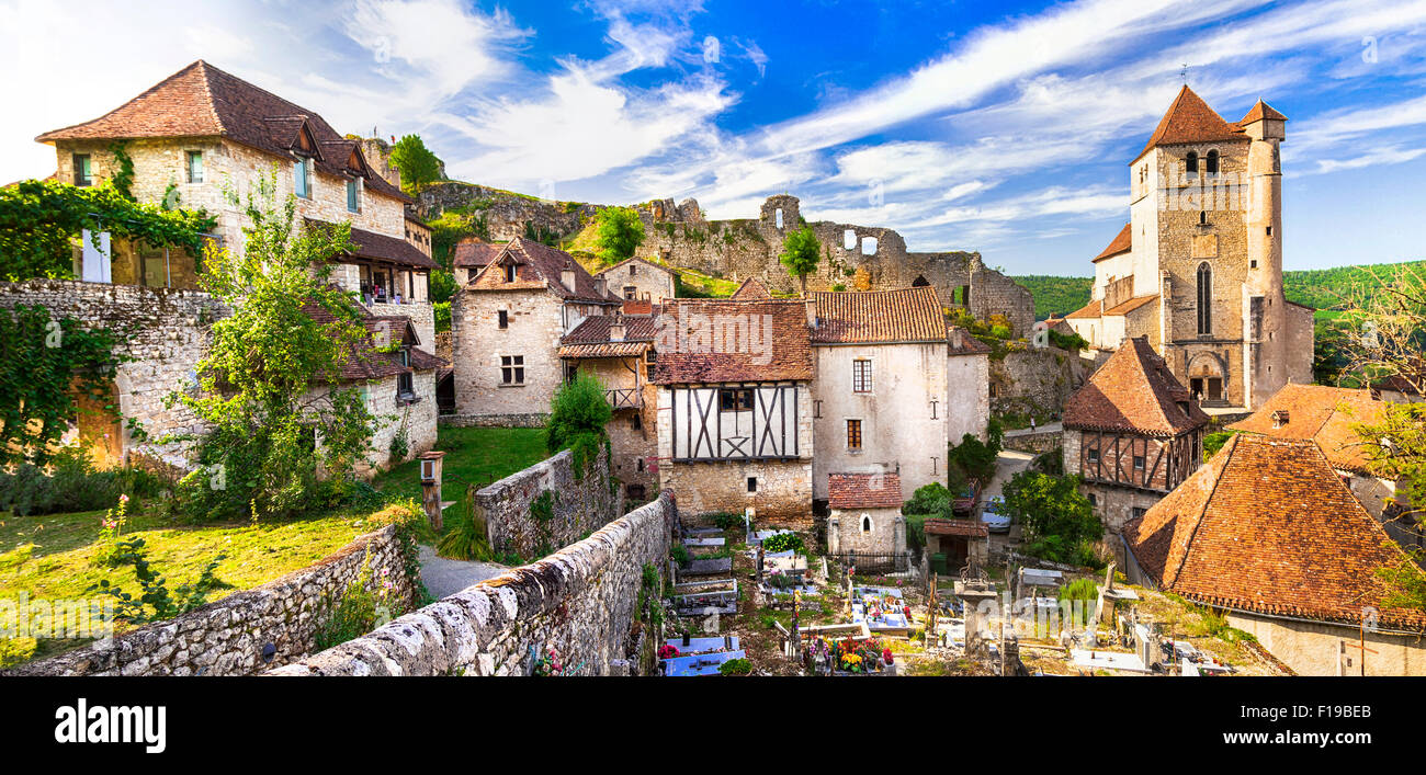 Pueblo auténtico Saint-Cirq-Lapopie, uno de los pueblos más bellos de Francia Foto de stock