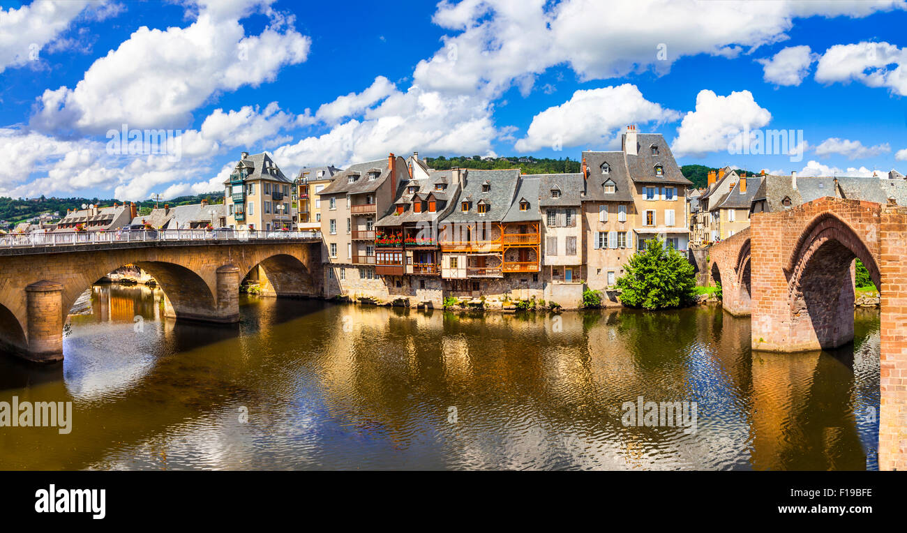 - Con la famosa Pont-Vieux Espalion (puente viejo)- Los sitios del Patrimonio Mundial de los Caminos de Santiago de Compostela en Francia. Foto de stock