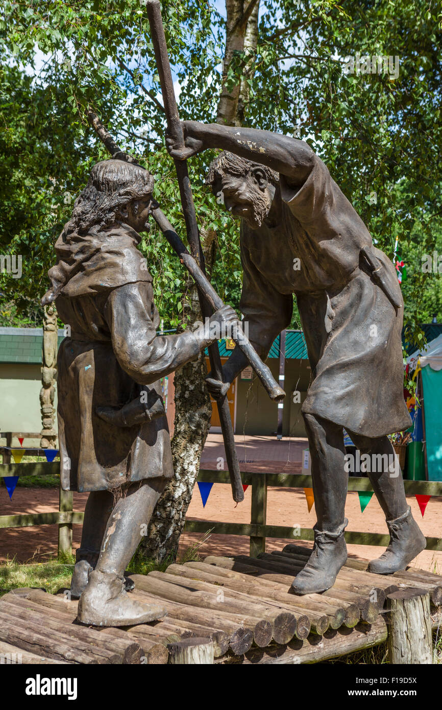 Estatua de Robin Hood y Little John luchando en el puente, El Bosque de Sherwood Country Park, Edwinstowe, Notts, Inglaterra, Reino Unido. Foto de stock