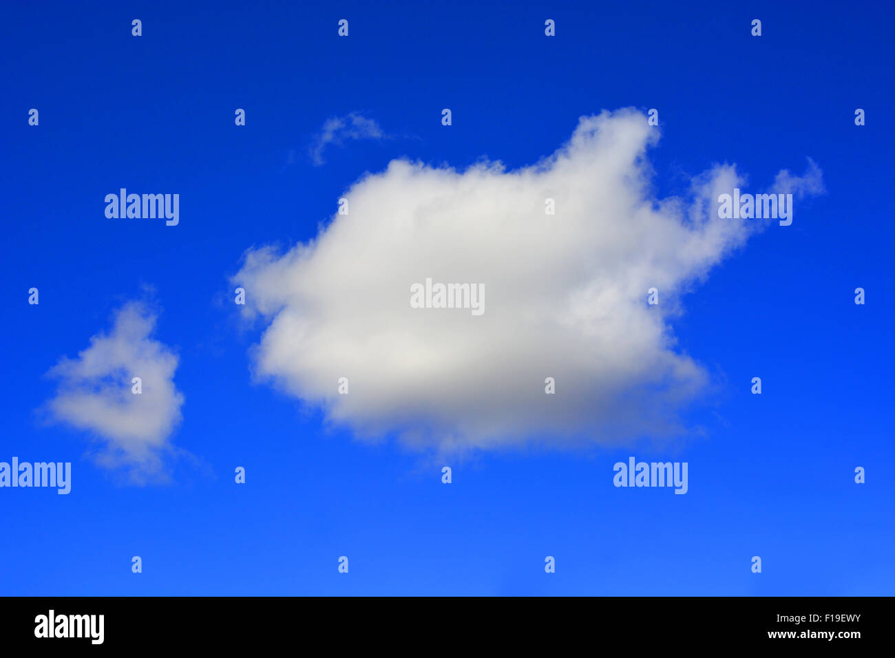 Mullida nube cumulus nube, humo, azul cielo, azul profundo, silencio, tranquilo, relajante, paz, pacífica, del pensamiento, de la atmósfera relajante, Foto de stock