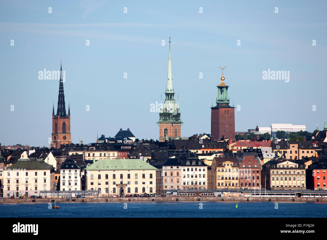 Estocolmo, la capital de Suecia y la ciudad más poblada de la región nórdica Harbour de Skeppsbron Foto de stock