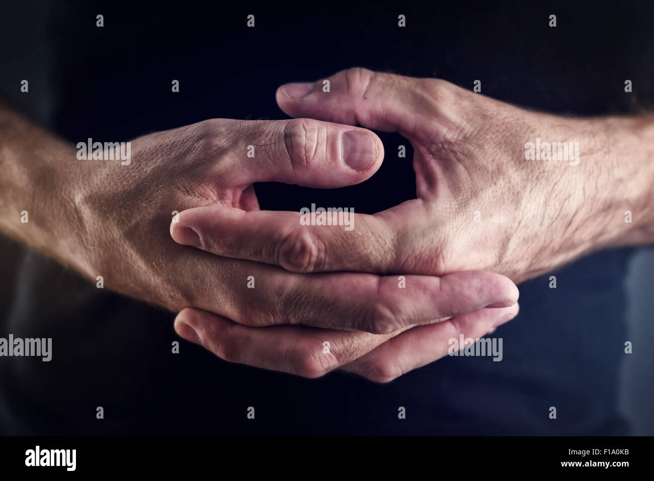 Pulgar cambios, macho manos cambios los dedos como un ejemplo de pérdida de tiempo inútil la actividad, cerrar el enfoque selectivo Foto de stock