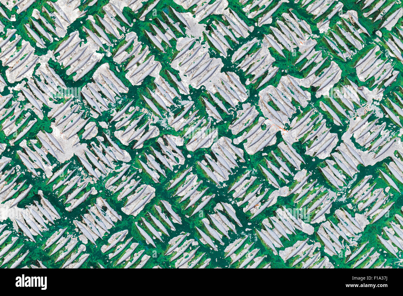 Sucio superficie metálica con placa de Diamante patrón bajo la capa de pintura  verde antiguo Fotografía de stock - Alamy