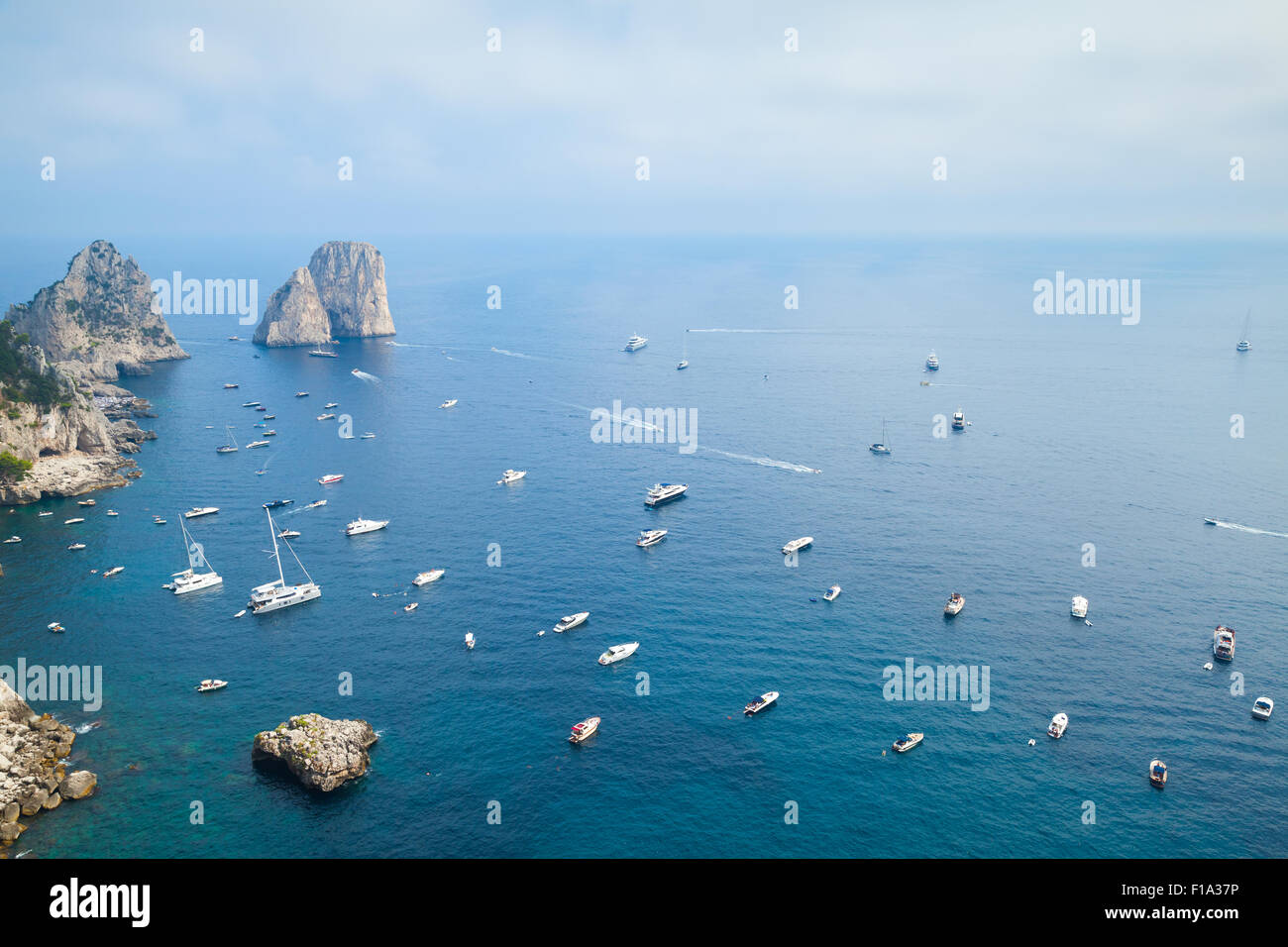 A vista de pájaro sobre los farallones de rocas de la isla de Capri, Italia Foto de stock