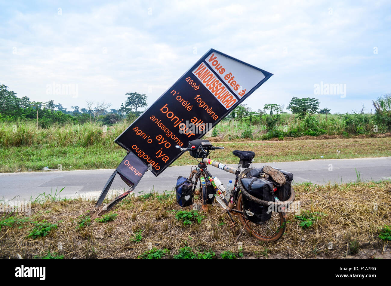 Signo roto por Orange (telecom) anunciando Yamoussoukro en diferentes lenguas vernáculas Foto de stock