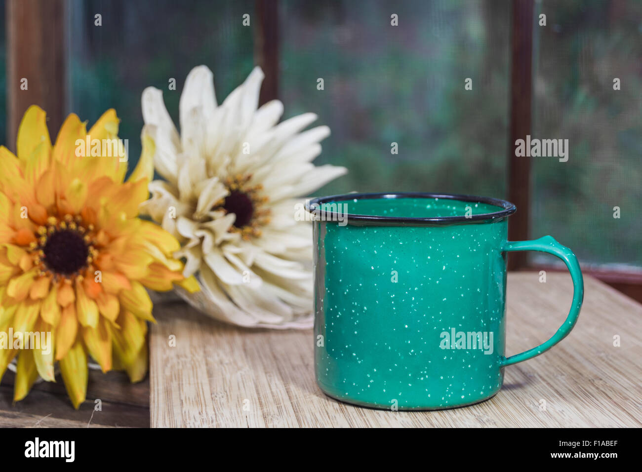 Rústico escena con taza de café y flores. Foto de stock