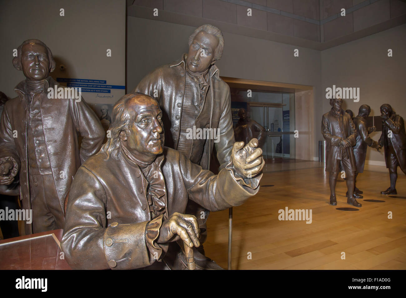 Ben Franklin del tamaño de la vida figura, centro de la Constitución Nacional, Filadelfia, EE.UU. Foto de stock