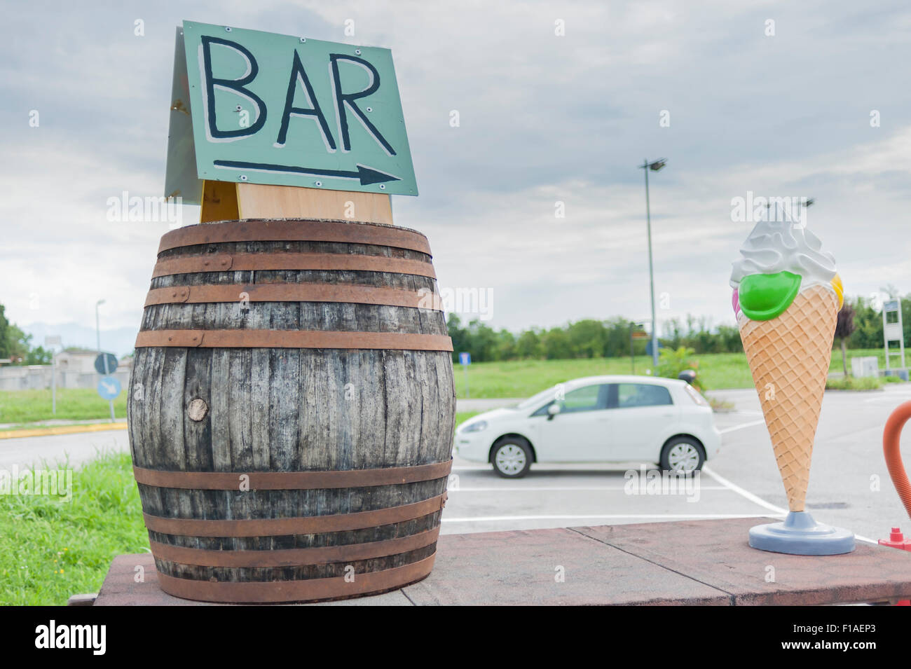 Carro de granja con helado de plástico grande y un barril de vino para  indicar un bar Fotografía de stock - Alamy