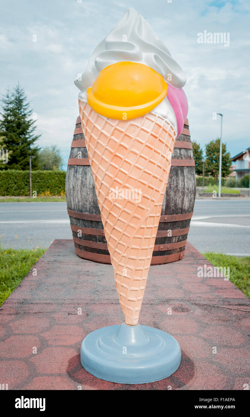 Gran helado en plástico para anunciar una tienda de helados Foto de stock