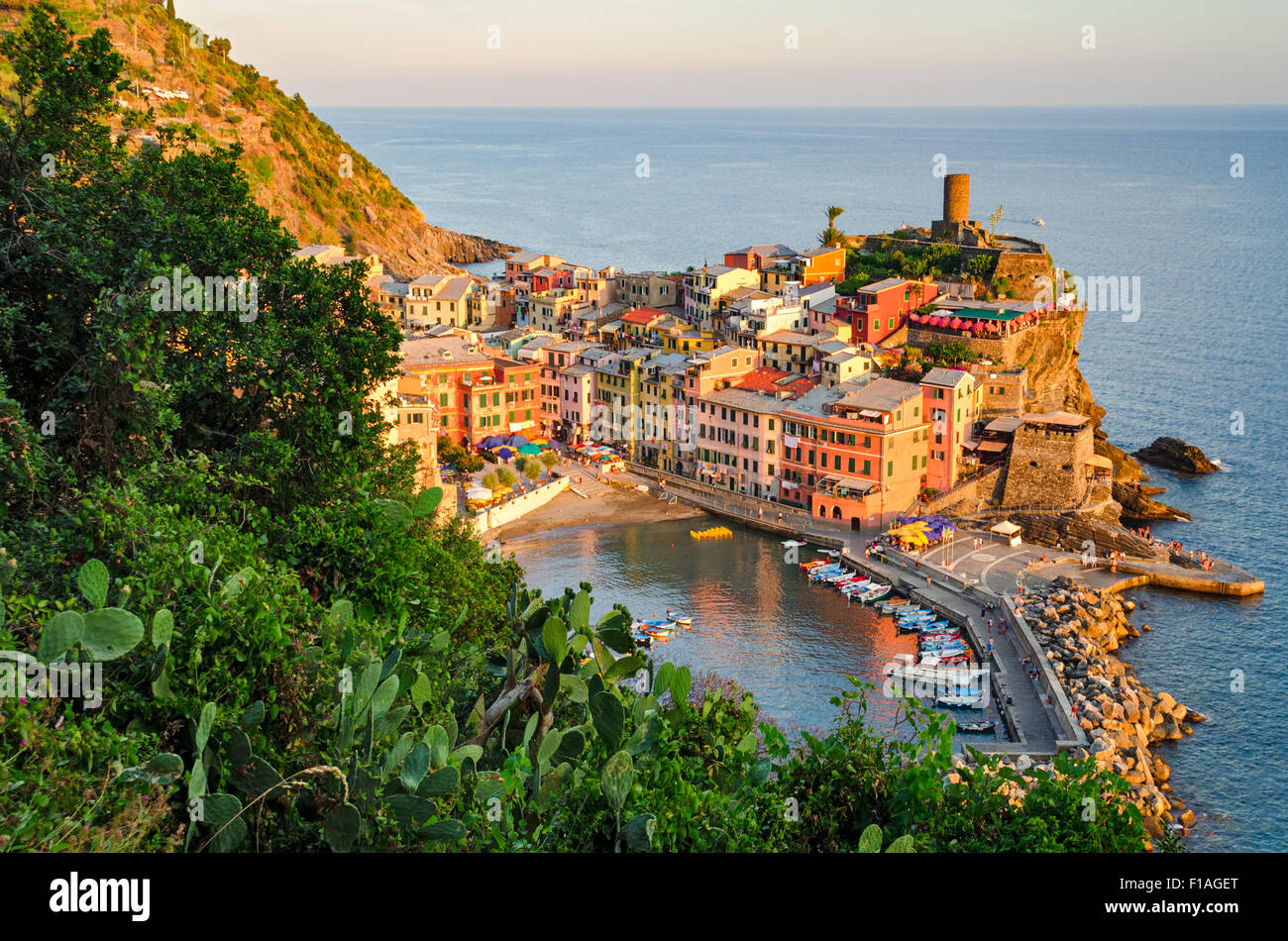 Vernazza, Cinque Terre (Riviera Italiana, Liguria) al atardecer Foto de stock