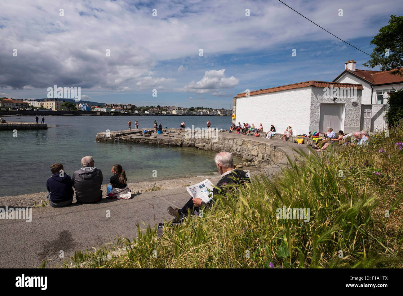 Sandycove Beach en una mañana de verano, cerca de Dun Laoighre en Dublín, Irlanda. Foto de stock