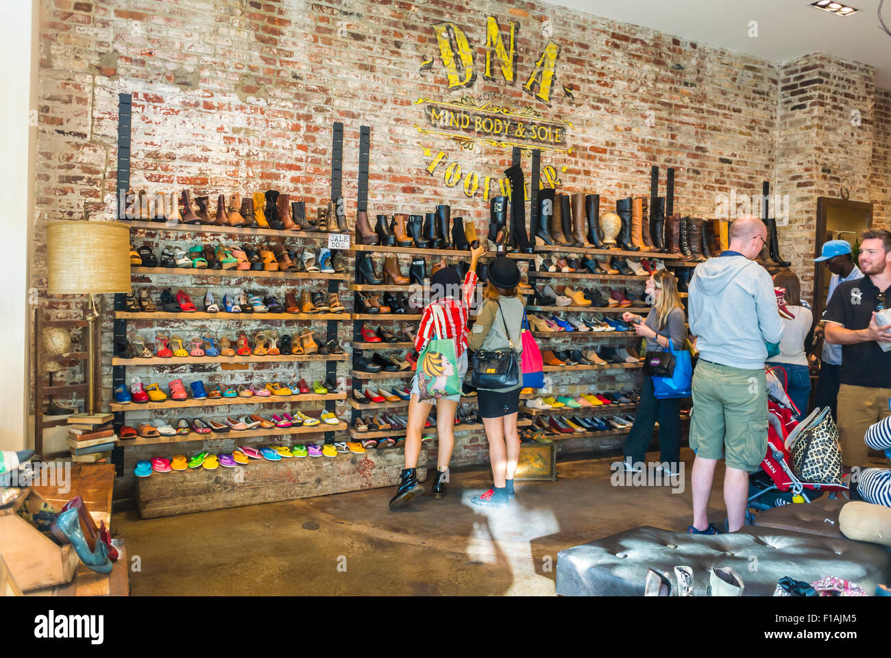 Nueva York, EE.UU., gente Compras zapatos dentro de la tienda de ropa  Vintage D.N.A. en el barrio de DUMBO, el distrito de Brooklyn Fotografía de  stock - Alamy
