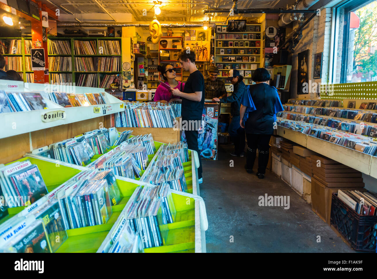 New York City, Estados Unidos, Young Man Shopping for Music Records in Vintage Record Music Collection Vinyl Store, Brooklyn, 'earwax' Foto de stock