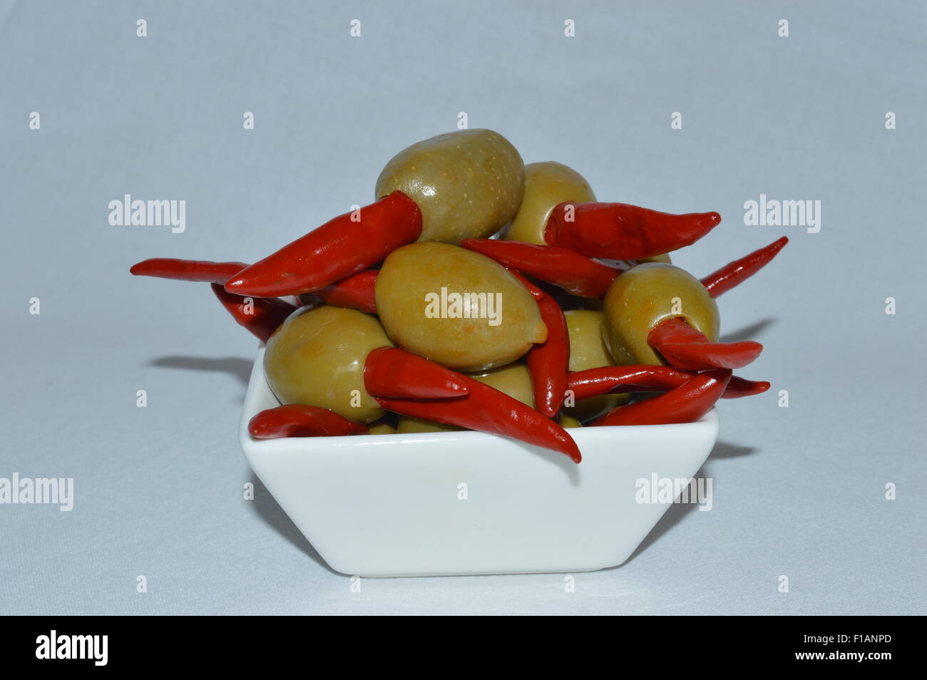 Aceitunas verdes rellenas con pimiento rojo peri-peri Foto de stock