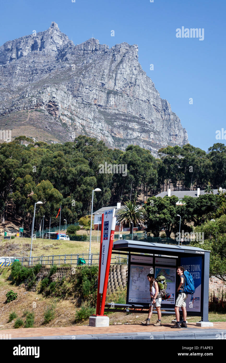 Ciudad del Cabo Sudáfrica, Kloof Nek MyCiTi parada de autobús, Parque Nacional de la Montaña de la Mesa, mochileros, hombre hombres, mujer mujeres, pareja, SAfri150312044 Foto de stock