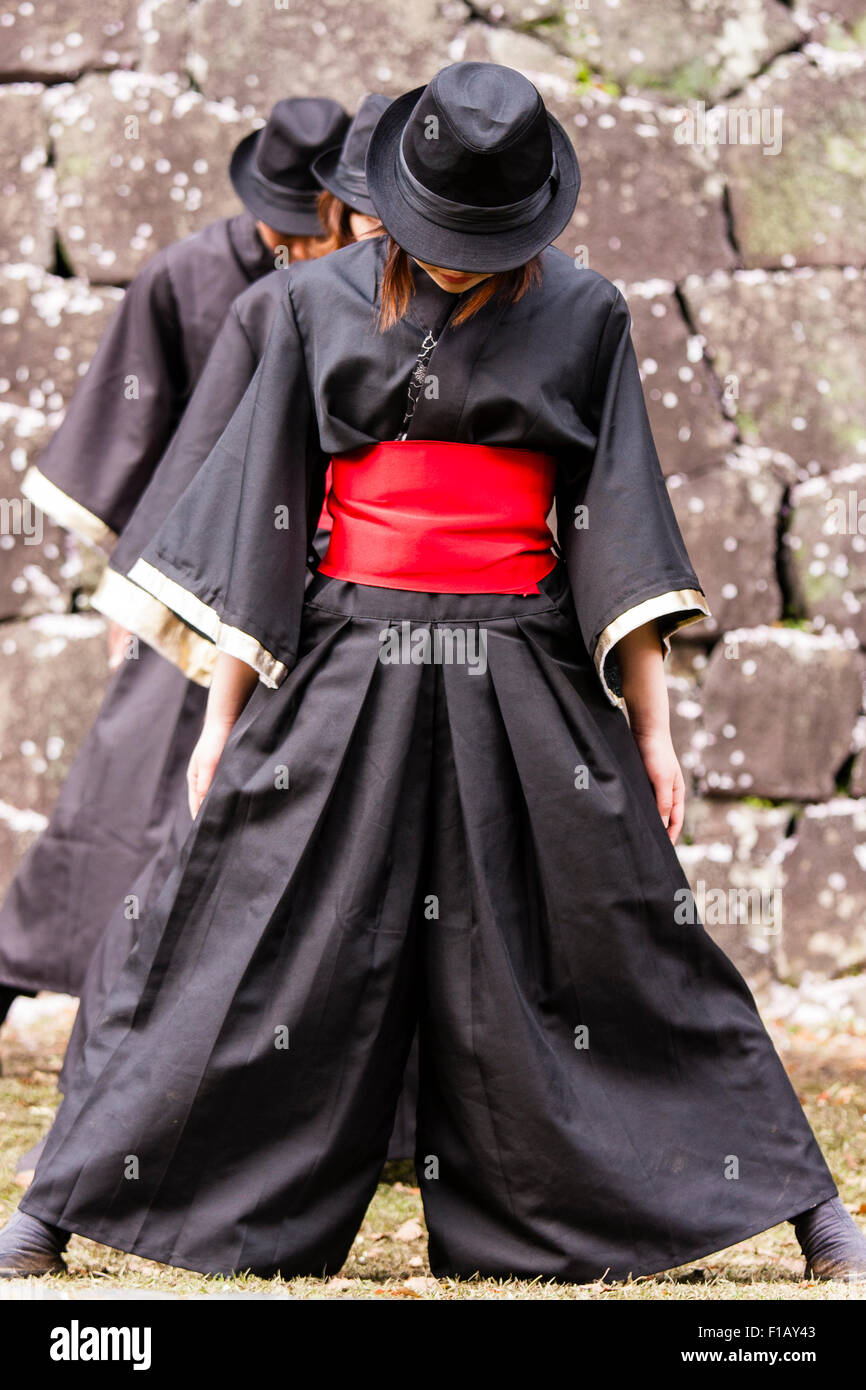 Corea Hacer las tareas domésticas Acción de gracias Danza Yosakoi japonés. Danza, la fila de jóvenes mujeres vistiendo yukata  negro, chaquetas, sombreros y fajín rojo, bailando en una línea, mirando de  cerca Fotografía de stock - Alamy