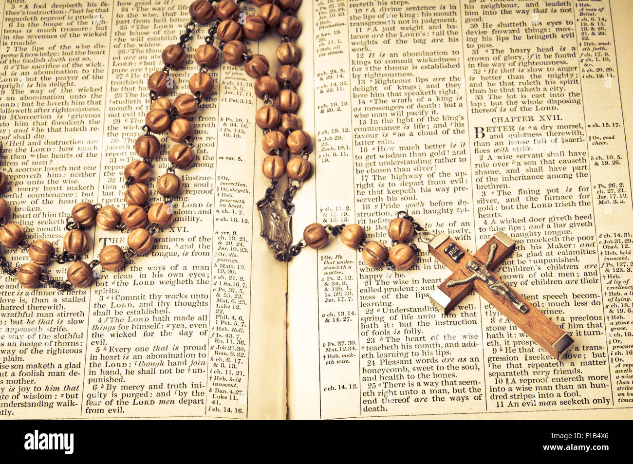 Catholic bible fotografías e imágenes de alta resolución - Alamy