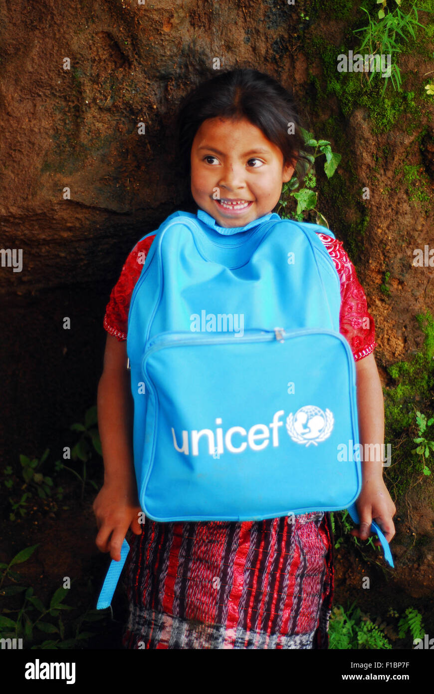 Guatemala, Chimaltenango, niña pequeña mochila con Unicef Fotografía de  stock - Alamy