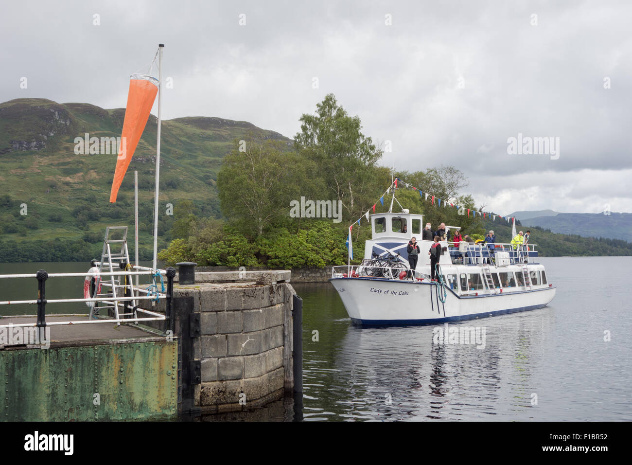 La dama del lago, barco de recreo llegar a Stronachlachar Pier, Loch Katrine, Scotland, Reino Unido Foto de stock