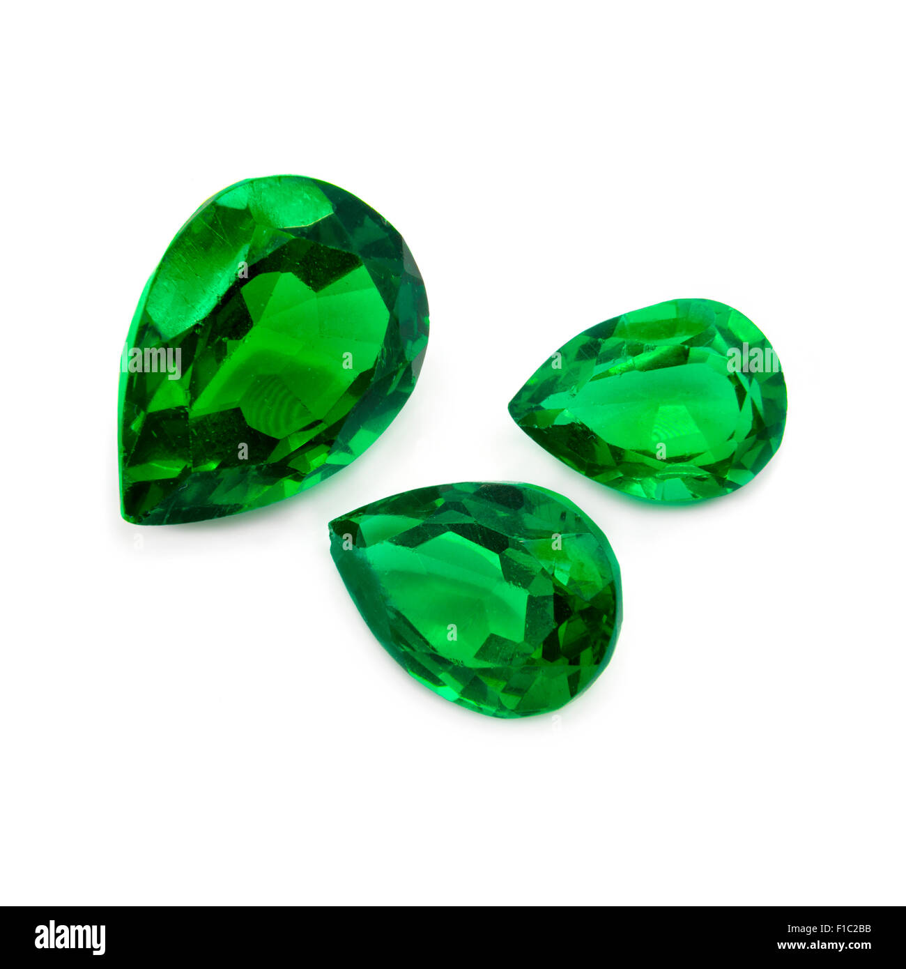 Las esmeraldas verdes sobre un fondo blanco. piedras preciosas. Foto de stock